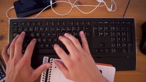 Der-Junge-Mann-Schreibt-Mit-Einer-Tastatur-Einen-Text-Auf-Seinem-Computer