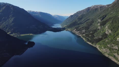 Typische-Norwegische-Landschaft-Im-Sommer