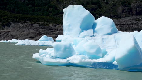 Schmelzender-Eisberg,-Der-Entlang-Des-Grauen-Sees-Schwimmt,-Zeitlupe