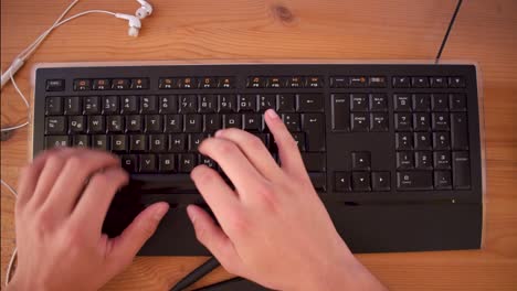 Der-Junge-Mann-Schreibt-Mit-Einer-Tastatur-6-Einen-Text-Auf-Seinem-Computer