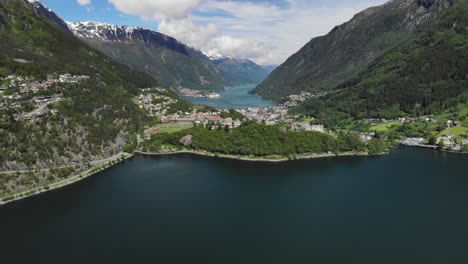 Hermoso-Y-Largo-Zoom-De-Drones-En-Video-De-La-Ciudad-De-Odda-En-Noruega-Durante-El-Verano