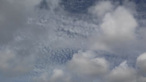 Nubes-De-Lapso-De-Tiempo-Disparadas-Con-Canon-En-Abril-En-Astoria-Oregon-Desde-Cubierta-Sobre-El-Río-Columbia