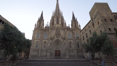 Impresionante-Exterior-De-La-Catedral-De-Barcelona,-Barrio-Gótico-Barri