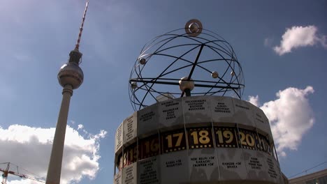 Weltzeituhr-Auf-Dem-Alexanderplatz-Mit-Fernsehturm-Im-Hintergrund,-Berlin,-Deutschland
