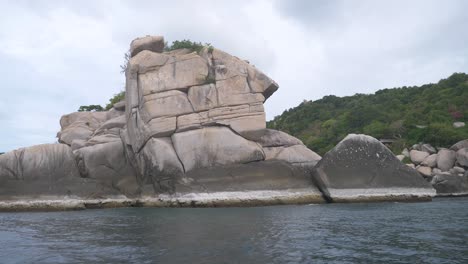 Reisen-Auf-Dem-Boot-Mit-Den-Felsen-Sieht-Aus-Wie-Menschliches-Gesicht,-Koh-Tao-Island,-Thailand