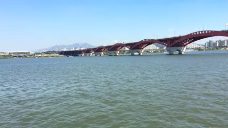 El-Río-Han-Fluye-Bajo-El-Puente-Seongsan,-Yanghwa-dong,-Yeongdeungpo-gu,-Seúl,-Corea-Del-Sur