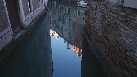 Venedig,-Italien-–-Mehrfarbige-Gebäude,-Die-Sich-Im-Kanalwasser-Spiegeln-1