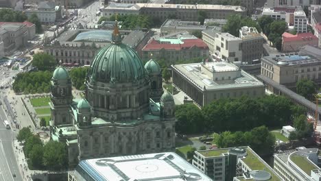 Mittlere-Luftaufnahme-über-Berlin-Vom-Fernsehturm-Mit-Berliner-Dom,-Deutschland