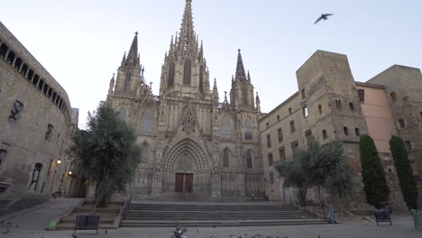 Beeindruckende-Fassade-Der-Kathedrale-Von-Barcelona,-Gotisches-Viertel-Barri-1
