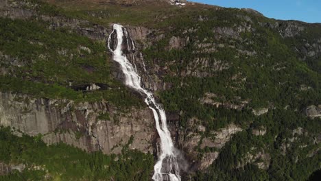 Wunderschönes-Drohnenvideo-Von-Wasserfällen,-Die-Im-Sommer-Aus-Den-Bergen-Strömen