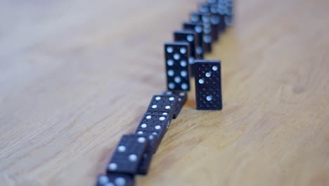 Fallende-Dominosteine,-Die-Die-Wirkung-Sozialer-Distanzierung-Erklären