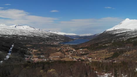 Antena-Panorámica-En-Cámara-Lenta-De-Un-Impresionante-Valle-En-Noruega