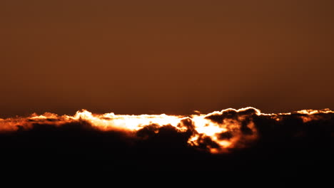 Tele-Sonnenaufgang-Mit-Orangefarbener-Sonne,-Die-über-Wolken-Kriecht-8k-Zeitraffer