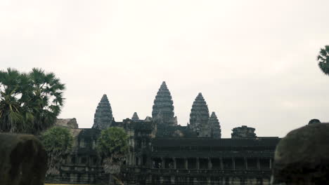 Amplia-Vista-A-Las-Torres-Del-Templo-Budista-De-Angkor-Wat