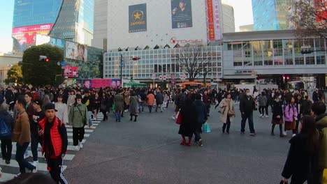 Zeitraffer-Des-Geschäftigen-Shibuya-Gerangels-Mit-Vorbeifahrenden-Menschen-Und-Verkehr