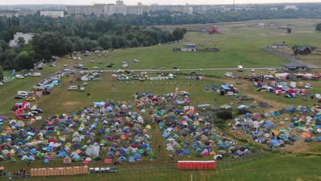 Luftaufnahme-Von-Bunten-Zelten,-Die-Auf-Einem-Musikfestival-Auf-Einem-Feld-Aufgestellt-Wurden