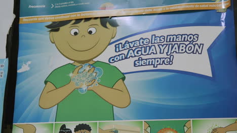 Ein-Spanisches-Schild-In-Einem-Peruanischen-Krankenhaus-Fordert-Die-Menschen-Auf,-Sich-Die-Hände-Zu-Waschen,-Um-Sich-Vor-Dem-Coronavirus-Zu-Schützen