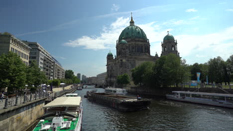 Berliner-Dom-Von-Der-Friedrichsbrücke-Mit-Fluss-Im-Vordergrund-An-Einem-Sommertag