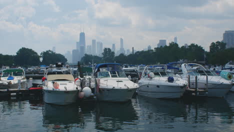 Die-Skyline-Von-Chicago-In-Der-Ferne,-Während-Verschiedene-Boote-Und-Schiffe-Am-Pier-Angedockt-Sind