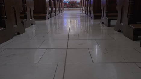 Interior-De-La-Iglesia-Cristiana-Con-Pasillo-Y-Altar,-Brillantemente-Iluminado-A-La-Luz-Del-Sol,-Espiritualidad-Y-Religión,-Vista-Inclinada-Hacia-Arriba