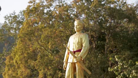 Hermoso-Monumento-Decorado-De-Praya-Singhanaj-Raja,-El-Primer-Gobernador-De-La-Provincia-De-Mae-Hong-Son,-Tailandia