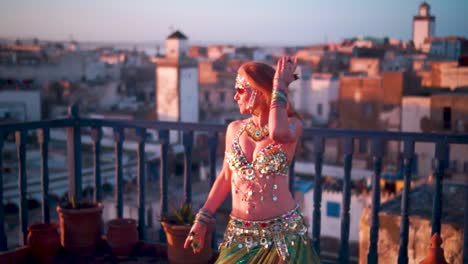 Cámara-Lenta-De-Hermosa-Bailarina-Actuando-En-Una-Azotea-Al-Atardecer-En-Marruecos