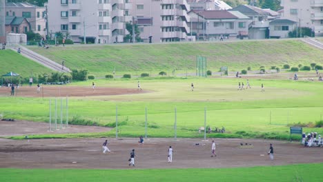 Jugadores-De-Béisbol-Japoneses-Practicando-Béisbol-En-El-Campo-Durante-El-Día-En-Tokio,-Japón