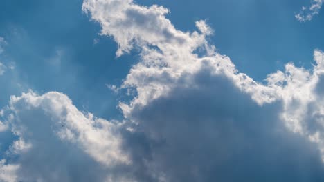Nubes-En-Movimiento-Rápido-Frente-A-Un-Cielo-Azul-Con-Rayos-De-Sol-Como-Un-Metraje-De-4k-De-Lapso-De-Tiempo