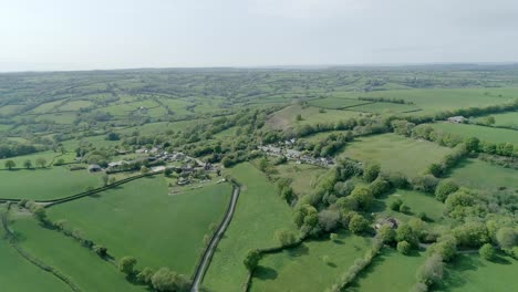 Luftaufnahme-über-Saftig-Grüne-Felder-Im-Ländlichen-Großbritannien