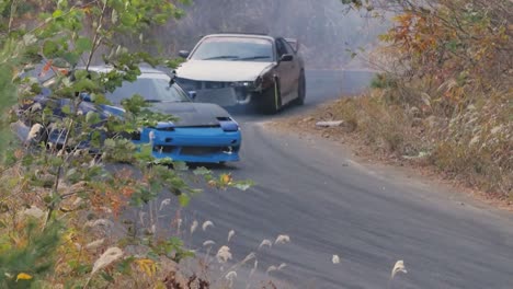 Nissan-Silvia-Drift-Cars-A-La-Deriva-En-Un-Camino-Angosto-En-Una-Hermosa-Ubicación