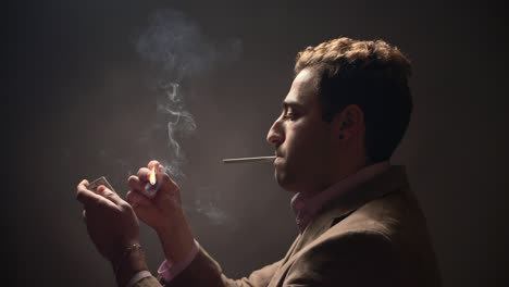 El-Macho-Joven-Enciende-Un-Cigarrillo-Con-Una-Caja-De-Fósforos-Y-Fuma