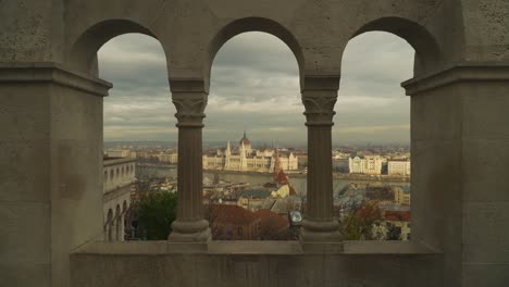 Blick-Auf-Die-Matthiaskirche-Von-Der-Fischerbastei-In-Budapest-Ungarn---Weitwinkelaufnahme