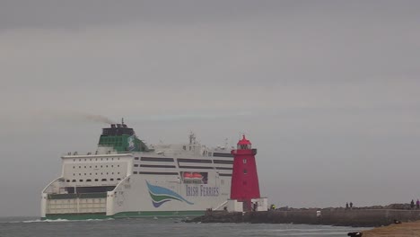 Irish-Ferries-Segelpass-Poolbeg-Leuchtturm-Am-Hafen-Von-Dublin-Mit-Menschen-In-Der-Ferne
