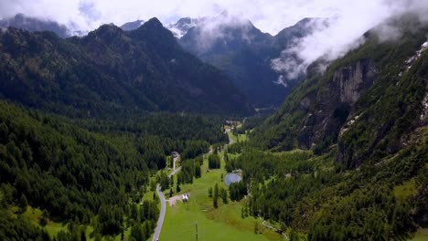 Dolomitengipfel-In-Norditalien-Mit-Einer-Grasbewachsenen-Schlucht-Darunter-An-Einem-Klaren-Wintertag,-Luftdrohnenanflug