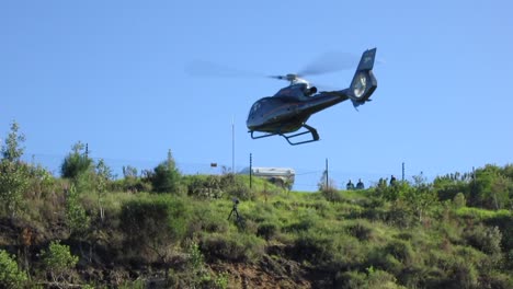 Südafrikanische-Medien-Eurocopter-Hubschrauber-Landet-Auf-Einem-Grasbewachsenen-Hügel