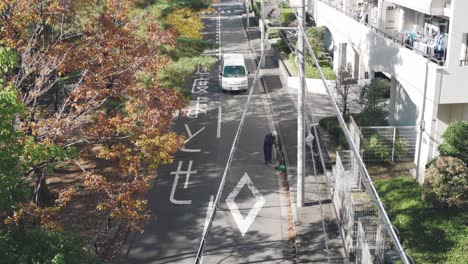 Schöne-Straße-Von-Japan-Während-Der-Herbstsaison-Mit-Roten-Blättern---Ein-Mann,-Der-Die-Gefallenen-Blätter-Entlang-Der-Straße-Von-Tokyo,-Japan-Fegt