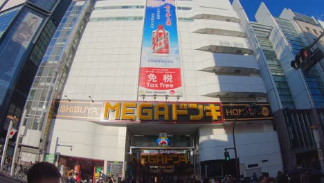 Shoppers-Outside-Don-Quijote-Megastore-in-Shibuya,-Japan