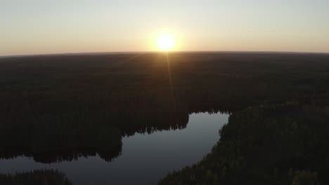 Sonnenuntergang-über-See-Und-Wald.-Drohnenansicht-Aus-Der-Luft
