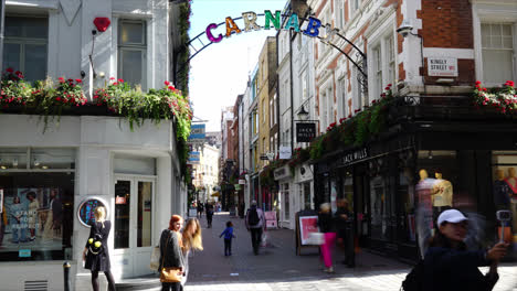 Londres,-Inglaterra,-Alrededor-De:-Calle-Comercial-Timelapse-En-Carnaby-Street-En-Londres,-Reino-Unido