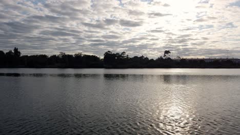 Ruhiger-Fluss-Mit-Sommer--Oder-Wintermorgensonne-Spiegelt-Sich-Auf-Dem-Wasser,-Himmel-Mit-Schöner-Natur-Und-Wolken-Sonnenaufgang-In-Sydney,-Australien