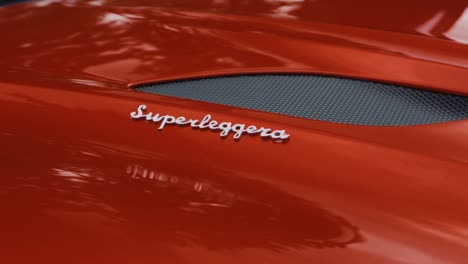 Enge-Aufnahme-Eines-Roten-Jaguar-Superleggera-Emblems