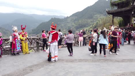 Gente-Con-Vestidos-Tradicionales-En-El-Pueblo-De-Xijiang-Qianhu-Miao-En-China