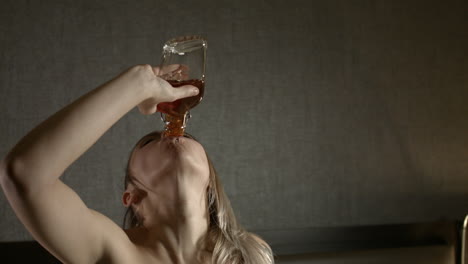 Junge-Frau,-Die-An-Alkoholismus-Und-Depressionen-Leidet-Und-Whisky-Als-Bewältigungsmechanismus-Trinkt
