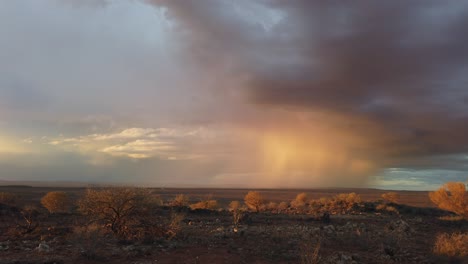 Gewitterwolken-Ziehen-über-Das-Raue-Australische-Outback