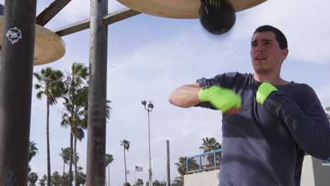 Ein-Mann,-Der-Mit-Dem-Speedballsack-Am-Venice-Beach-In-Kalifornien-Boxt