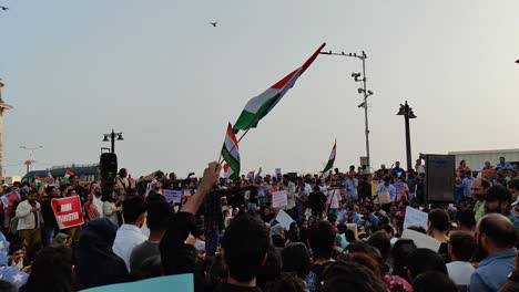 Demonstranten-Schwenken-Bei-Einer-Demonstration-In-Mumbai-Indische-Flaggen