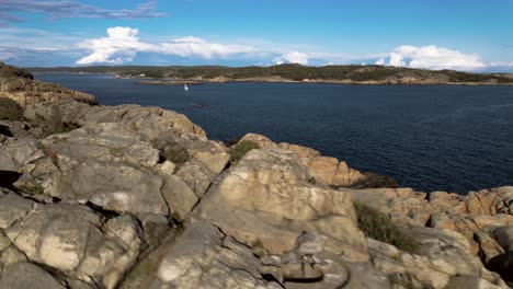 Wellen,-Die-Die-Felsen-An-Der-Norwegischen-Küste-Treffen