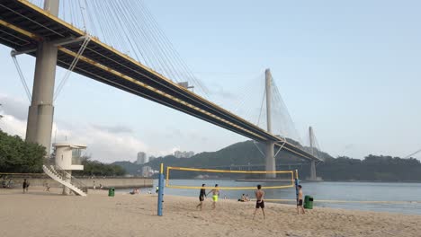 Junge-Männer-Spielen-Beachvolleyball-In-Hong-Kong,-Lido-Beach