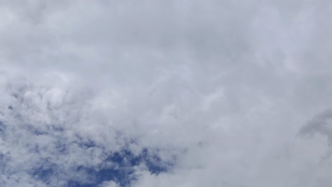 Zeitrafferaufnahme-Des-Blauen-Himmels-Mit-Schnellen-Weißen-Wolken-In-Bewegung-Während-Des-Sommertages