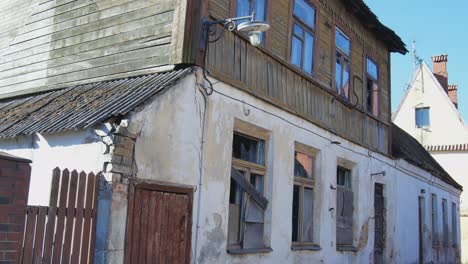 Altes-Verlassenes-Haus-Mit-Metallgittern-An-Zerbrochenen-Fenstern